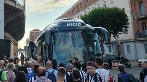 Autobús de seguidores del Castellón saliendo de su estadio