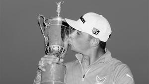 Woodland, besando el trofeo del US Open