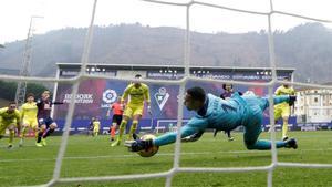Asenjo evitó la derrota del Villarreal en Eibar con paradones como este