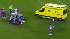 FC Barcelona - Celta de Vigo | ¡Qué susto! Ronald Araujo tuvo que ser evacuado en ambulancia