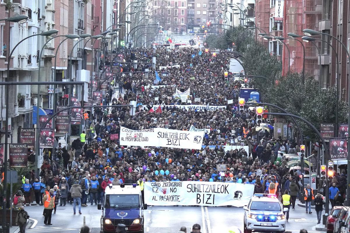 Una imagen de la marcha de los antivacunas en Bilbao.