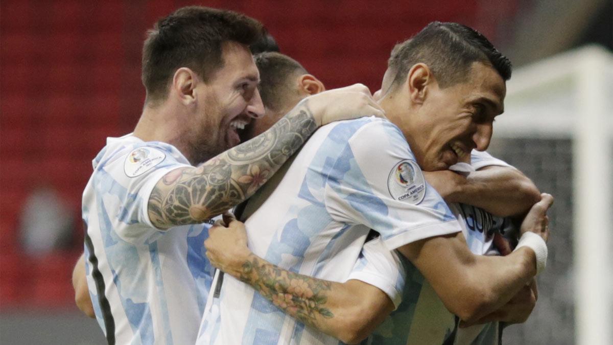 Leo Messi celebra con sus compañeros el gol que dio el triunfo a Argentina