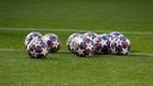 Balones de la Champions League sobre un terreno de juego