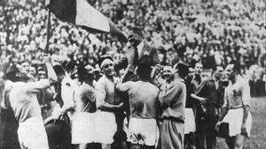 Los jugadores de Italia celebran el título alzando en hombros a su seleccionador, Vittorio Pozzo