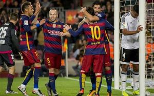 Neymar, Iniesta, Messi y Luis Suárez celebran uno de los goles del FC Barcelona frente al Valencia entre Ryan (izquierda) y Santos (derecha) Neymar, Iniesta, Messi y Luis Suárez celebran uno de los goles del FC Barcelona frente al Valencia entre Ryan (izquierda) y Santos (derecha)