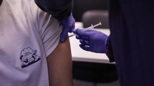 Archivo - Detalle de una persona, de entre 18 y 29 años, recibiendo  la tercera dosis de la vacuna contra el Covid-19.