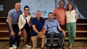 Una imagen del acto de este lunes con el exjugador del FC Barcelona Juan Carlos Unzué, rodeado por los cinco chefs