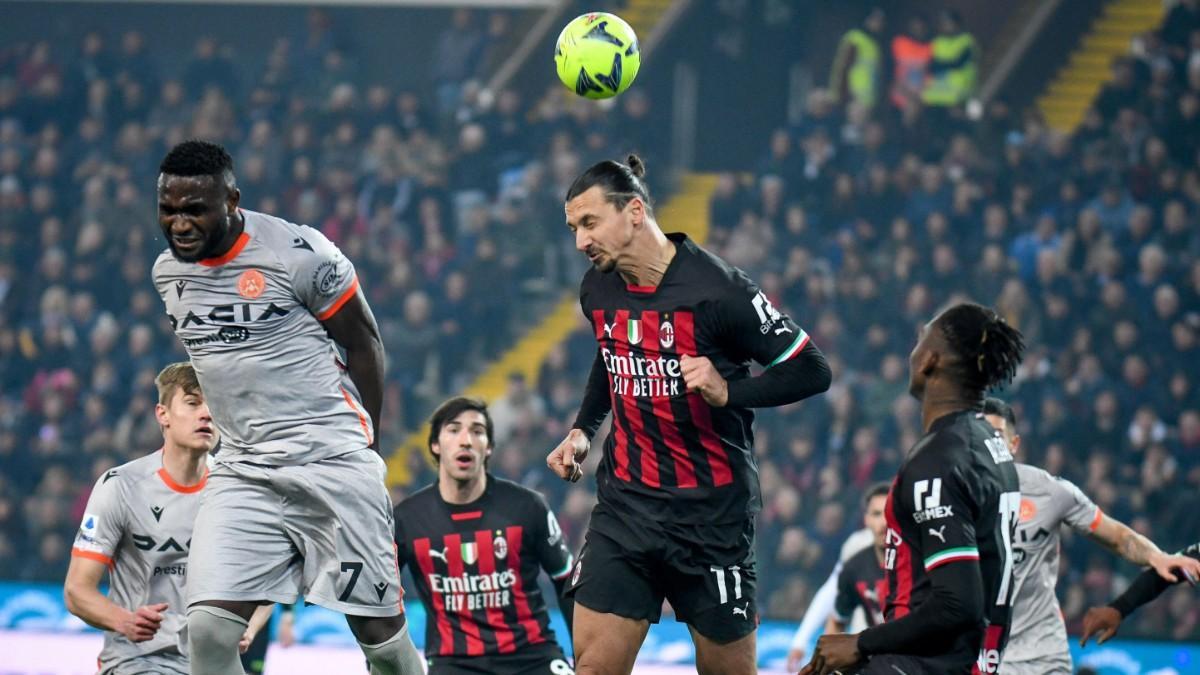 Zlatan Ibrahimovic remata de cabeza durante el partido entre el Udinese y el Milan