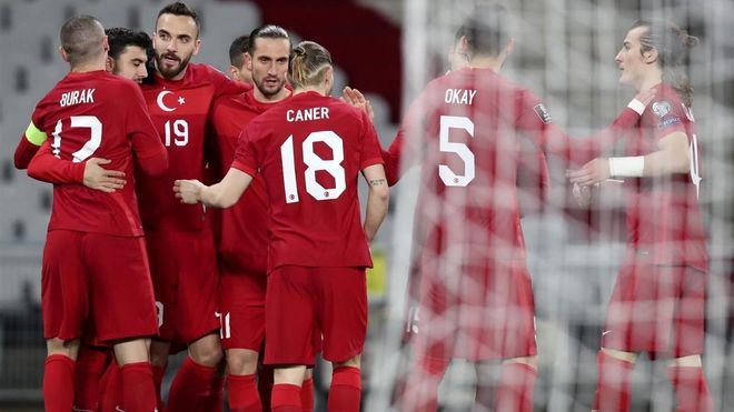 Burak Yilmaz celebra un gol de la selección de Turquia Burak Yilmaz celebra un gol de la selección de Turquia