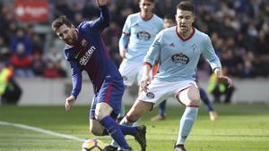 Andreu Fontàs disputa el balón con Leo Messi durante el Barça-Celta de la Liga 2017/18 en el Camp Nou