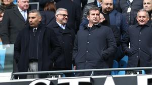 Ferran Soriano (segundo por la derecha), en el palco del Etihad Stadium