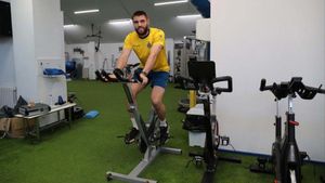 David López ya toca balón tras su grave lesión. David López ya toca balón tras su grave lesión.