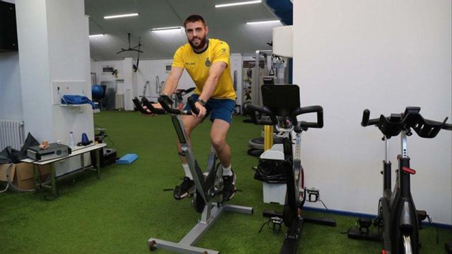 David López ya toca balón tras su grave lesión. David López ya toca balón tras su grave lesión.