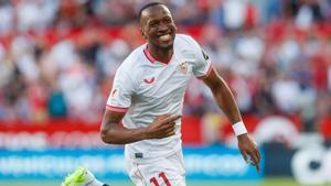Dodi Lukébakio celebra su golazo ante el Almería