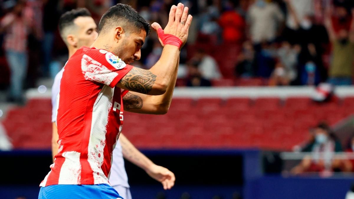 Luis Suárez pidiendo perdón tras el gol al FC Barcelona Luis Suárez pidiendo perdón tras el gol al FC Barcelona