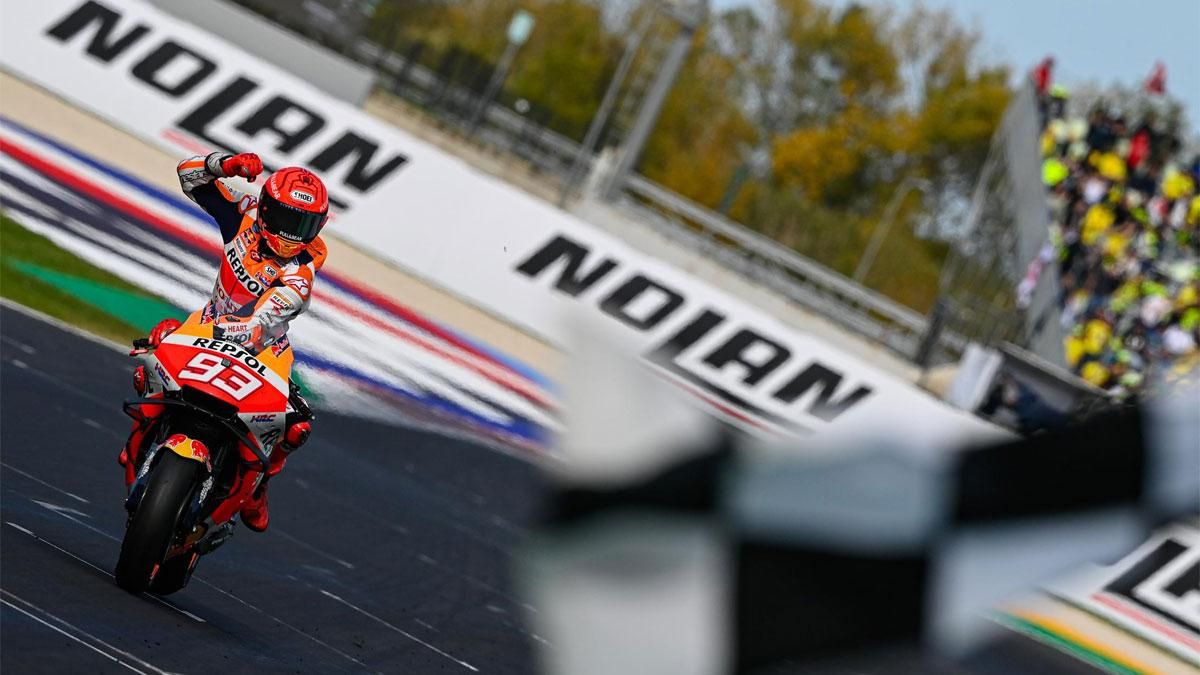 Marc Márquez se acordó de su brazo lesionado al celebrar su victoria en Misano Marc Márquez se acordó de su brazo lesionado al celebrar su victoria en Misano