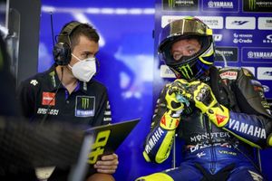Valentino Rossi, en el box de Yamaha Valentino Rossi, en el box de Yamaha