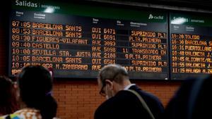 Una imagen de paneles informativos en la estación de Atocha, en Madrid