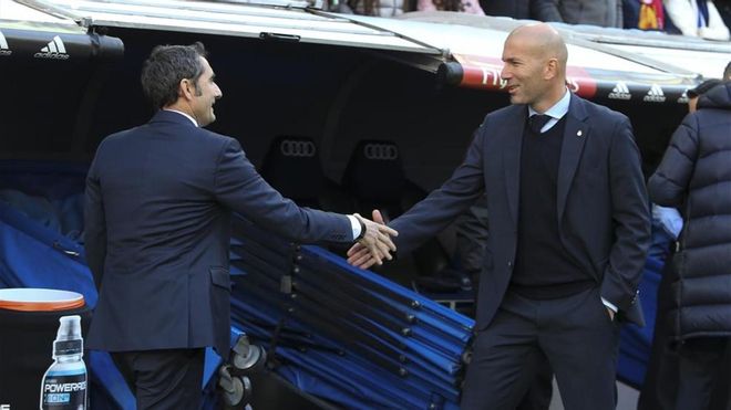 Zinedine Zidane saluda a Ernesto Valverde antes del último Real Madrid-Barça Zinedine Zidane saluda a Ernesto Valverde antes del último Real Madrid-Barça