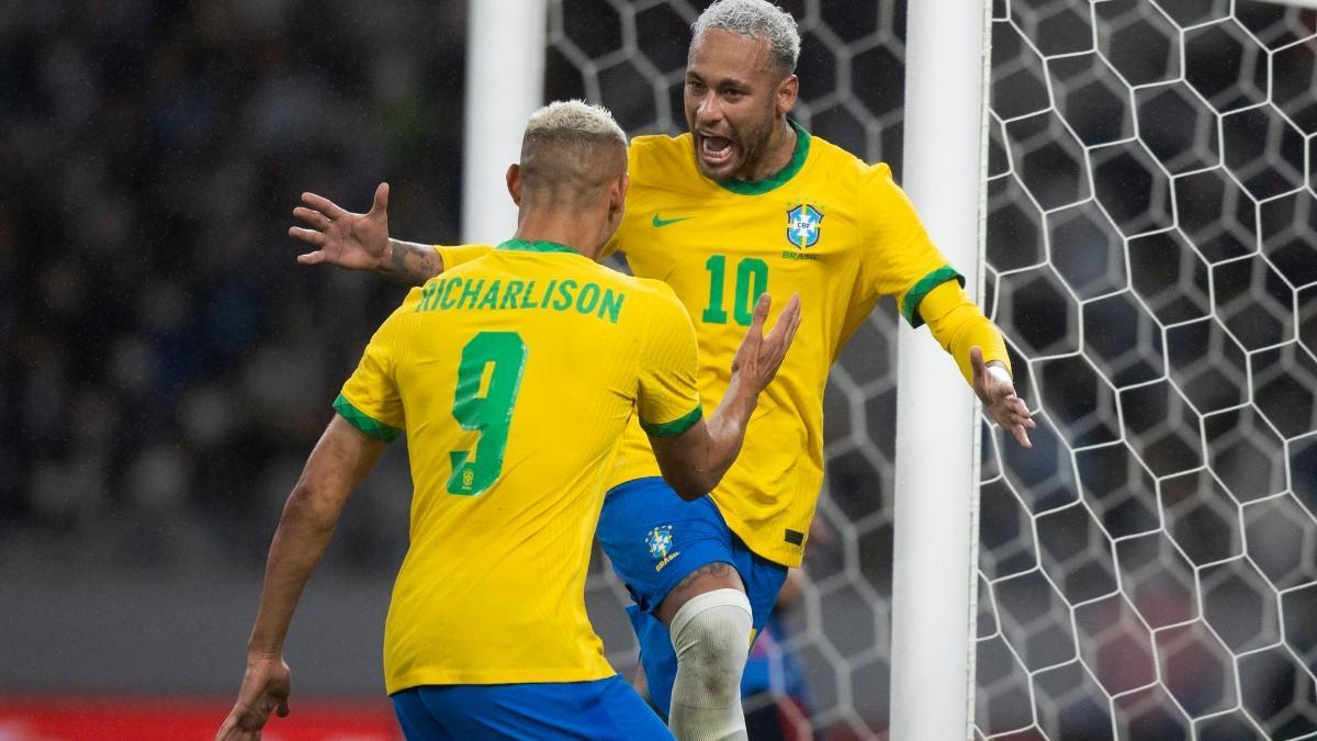 Neymar celebrando el gol con Richarlison