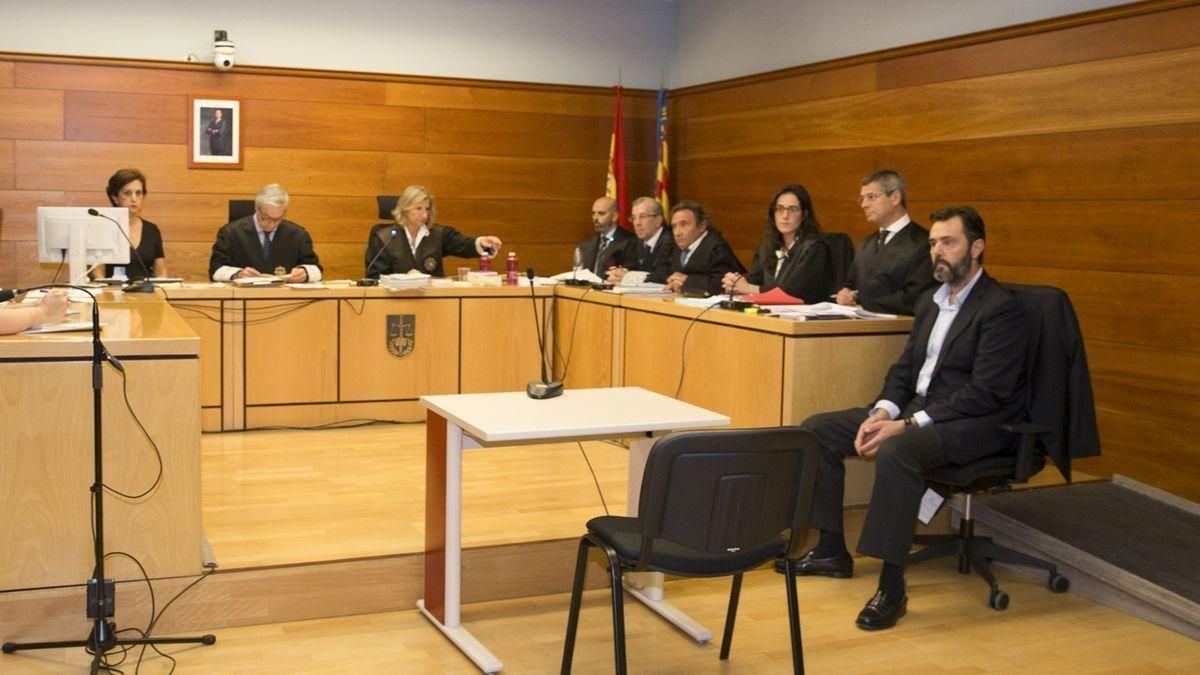 Un momento de juicio por el asesinato de María del Carmen Martínez con el LAJ y la magistrada al fondo, las acusaciones y las defensas y Miguel López. Un momento de juicio por el asesinato de María del Carmen Martínez con el LAJ y la magistrada al fondo, las acusaciones y las defensas y Miguel López.