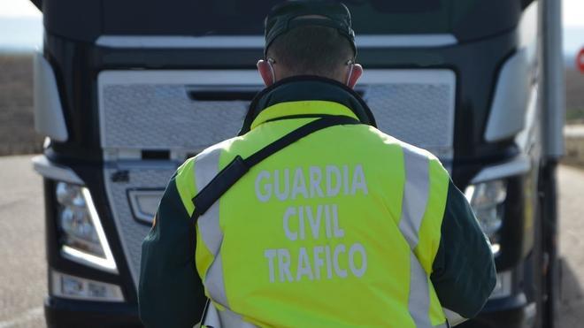 Conduce un camión en zig-zag por la autopista de Zamora bajo los efectos del alcohol y las drogas