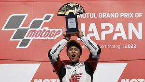 El japonés Ai Ogura levanta su trofeo