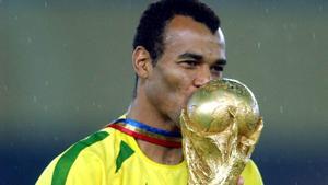 Cafú besa el trofeo de la Copa del Mundo tras vencer Brasil a Alemania en la final del Mundial de Japón y Corea 2002