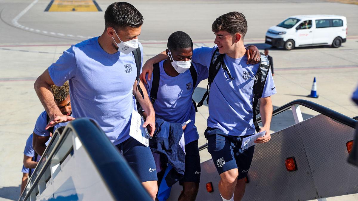 Lenglet, Dembélé y Gavi, subiendo al avión que traslada al Barça a Madrid