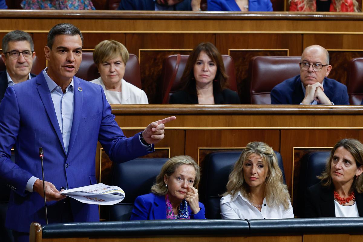 Pedro Sánchez, junto a Nadia Calviño, Yolanda Díaz y Teresa Ribera, en el Congreso de los Diputados.