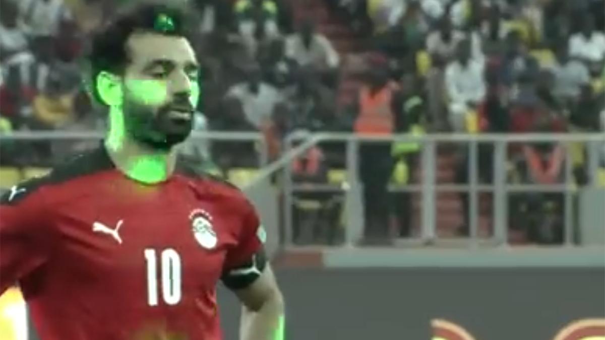 ¡Qué vergüenza! Salah tuvo que tirar su penalti mientras lo apuntaban incontables lásers