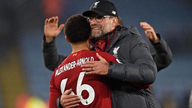 Klopp abraza a Arnold, autor de un gol y dos aistencias Klopp abraza a Arnold, autor de un gol y dos aistencias