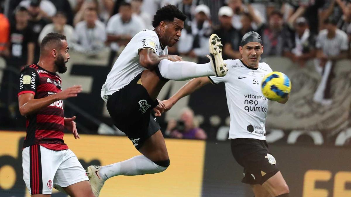 Corinthians y Flamengo jugaron un encuentro muy físico y aguerrido