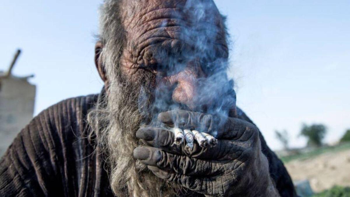 Muere Amou Haji, el hombre más sucio del mundo, tras ducharse después de 60 años