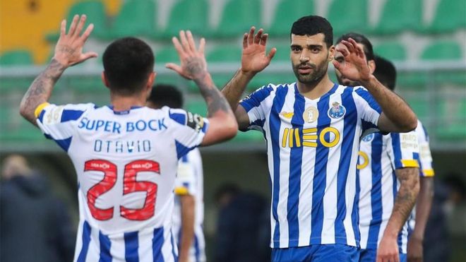 Otávio y Mehdi Taremi celebran un gol para el Porto esta temporada. Otávio y Mehdi Taremi celebran un gol para el Porto esta temporada.