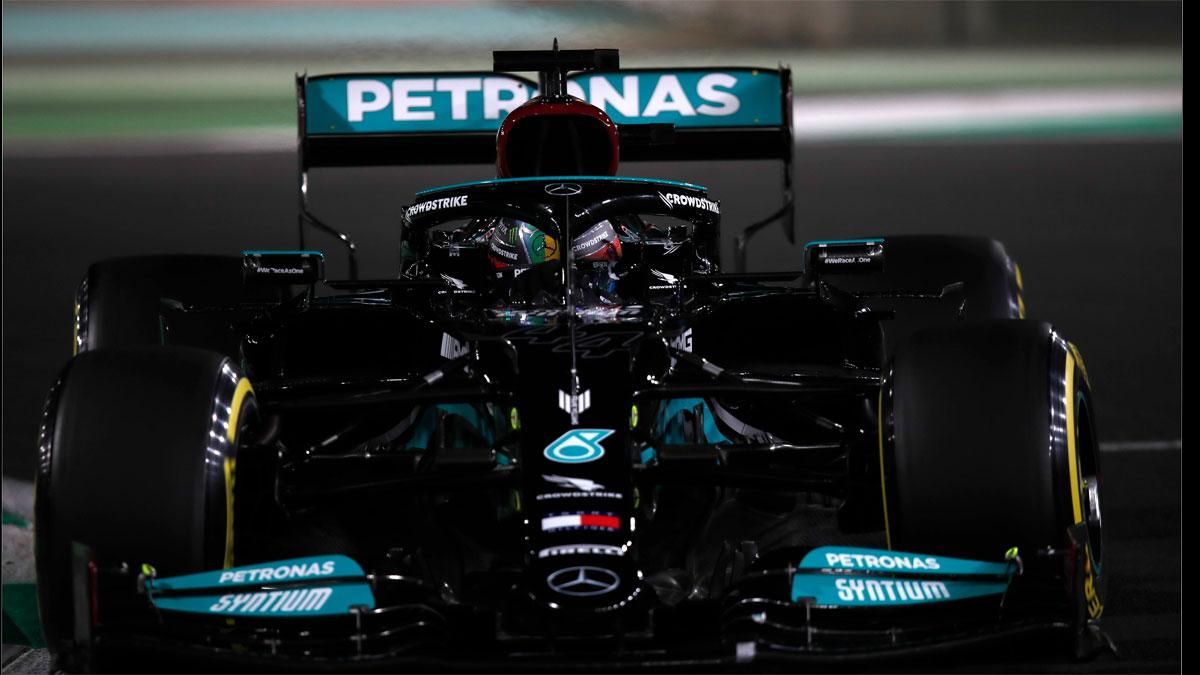 Lewis Hamilton, que luce su casco arcoiris en Arabia Saudí, es el más rápido por ahora sobre la pista Lewis Hamilton, que luce su casco arcoiris en Arabia Saudí, es el más rápido por ahora sobre la pista