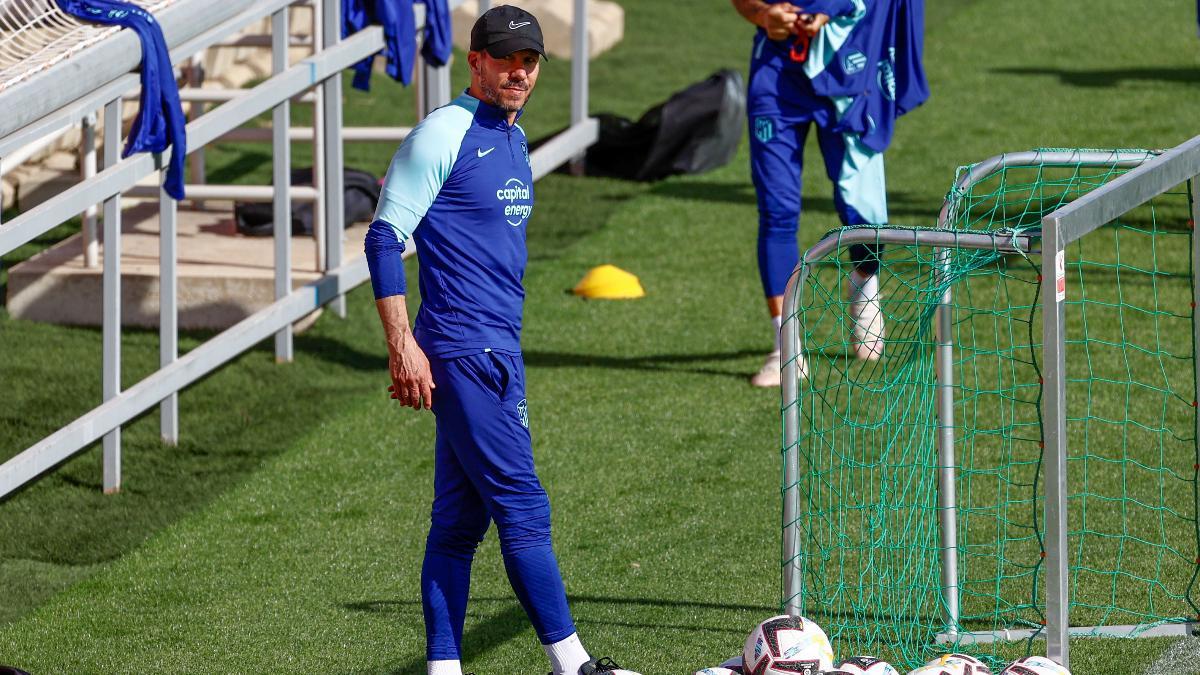 El entrenador del Atlético de Madrid, Diego Simeone, durante el entrenamiento realizado el pasado miércoles