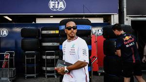 Hamilton , en el paddock de Mónaco