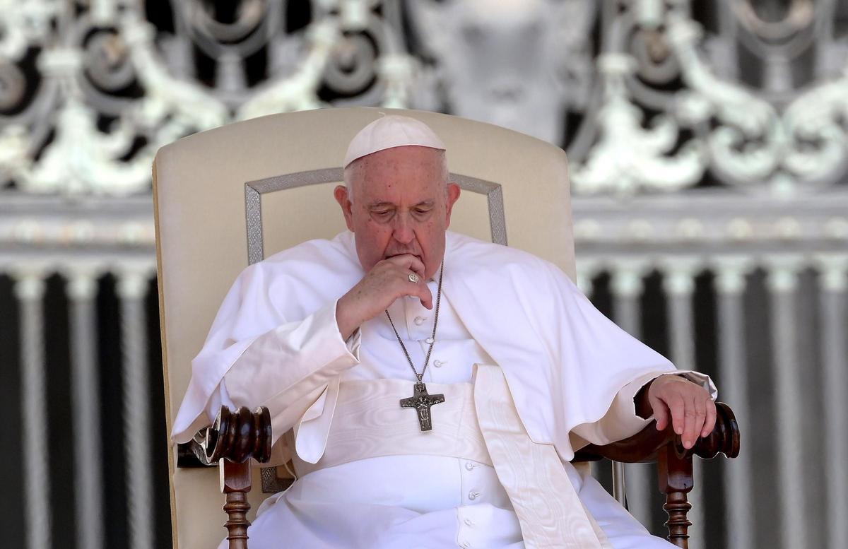 El Papa sale de quirófano tras una operación sin complicaciones de tres horas por una hernia en el estómago
