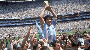 Maradona, con la Copa del Mundo de 1986