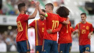 Los jugadores de España sub-21 festejan un gol.