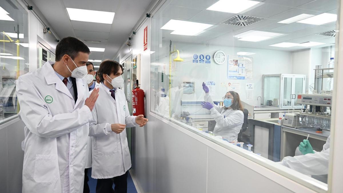 Pedro Sánchez en su visita a las instalaciones de la farmacéutica Rovi que produce la vacuna Moderna contra la Covid-19, en Granada.