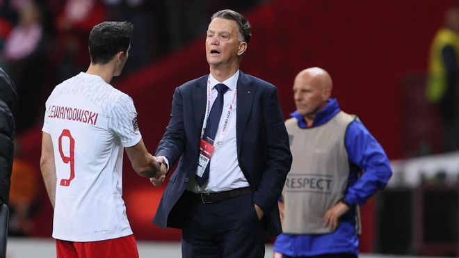 Van Gaal: «Lewandowski es el mejor delantero del mundo»