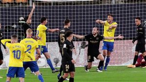 Mingueza reclama su falta en el gol del Cádiz Mingueza reclama su falta en el gol del Cádiz