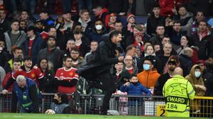 Simeone, corriendo por la banda de Old Trafford