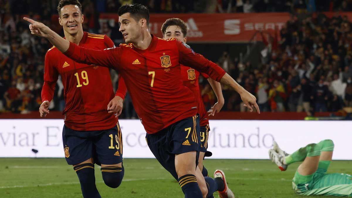 Morata celebra su gol en presencia de Rodrigo y Gavi.