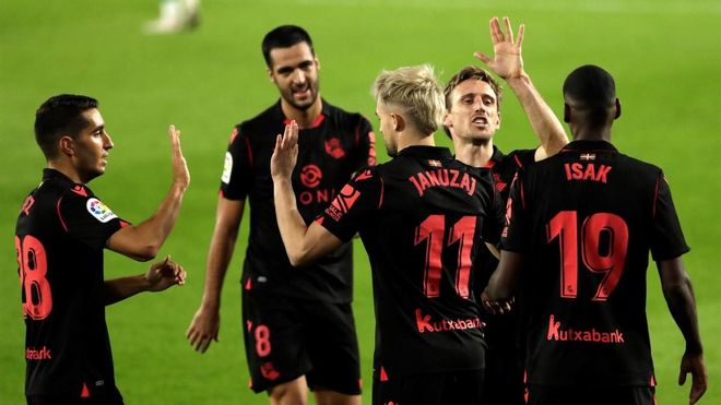 Los futbolistas de la Real Sociedad celebrando un gol Los futbolistas de la Real Sociedad celebrando un gol