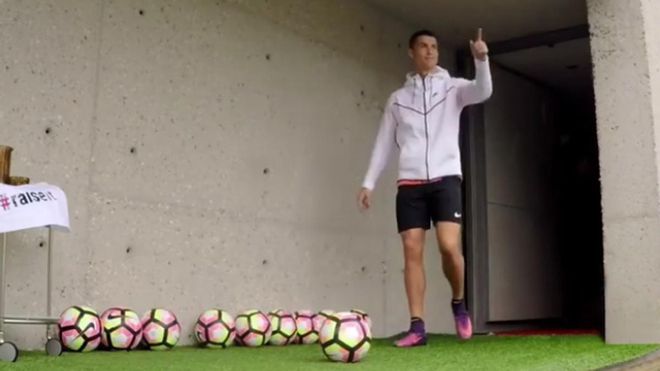 Cristiano Ronaldo imitó el reto de Messi y Suárez Cristiano Ronaldo imitó el reto de Messi y Suárez