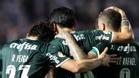 Los jugadores del Palmeiras se abrazan para celebrar su victoria