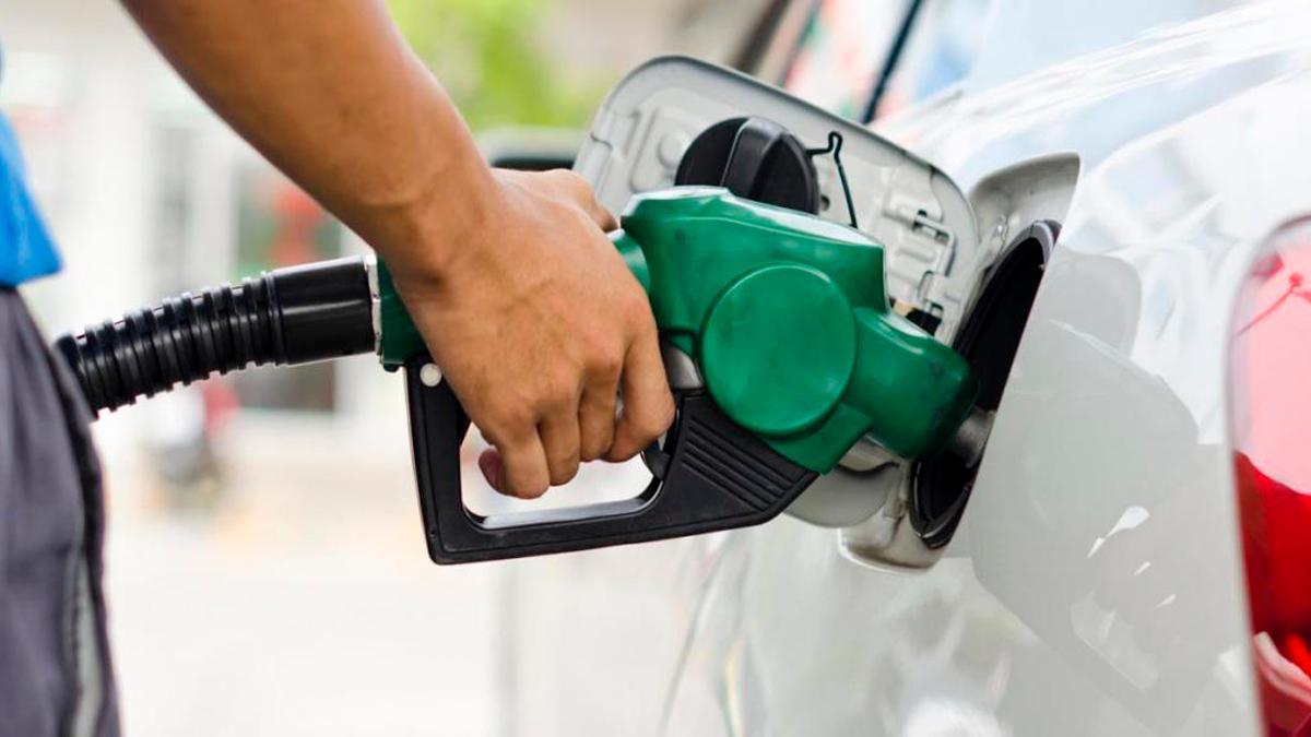 Descubre tres trucos muy fáciles para ahorrar gasolina y diésel